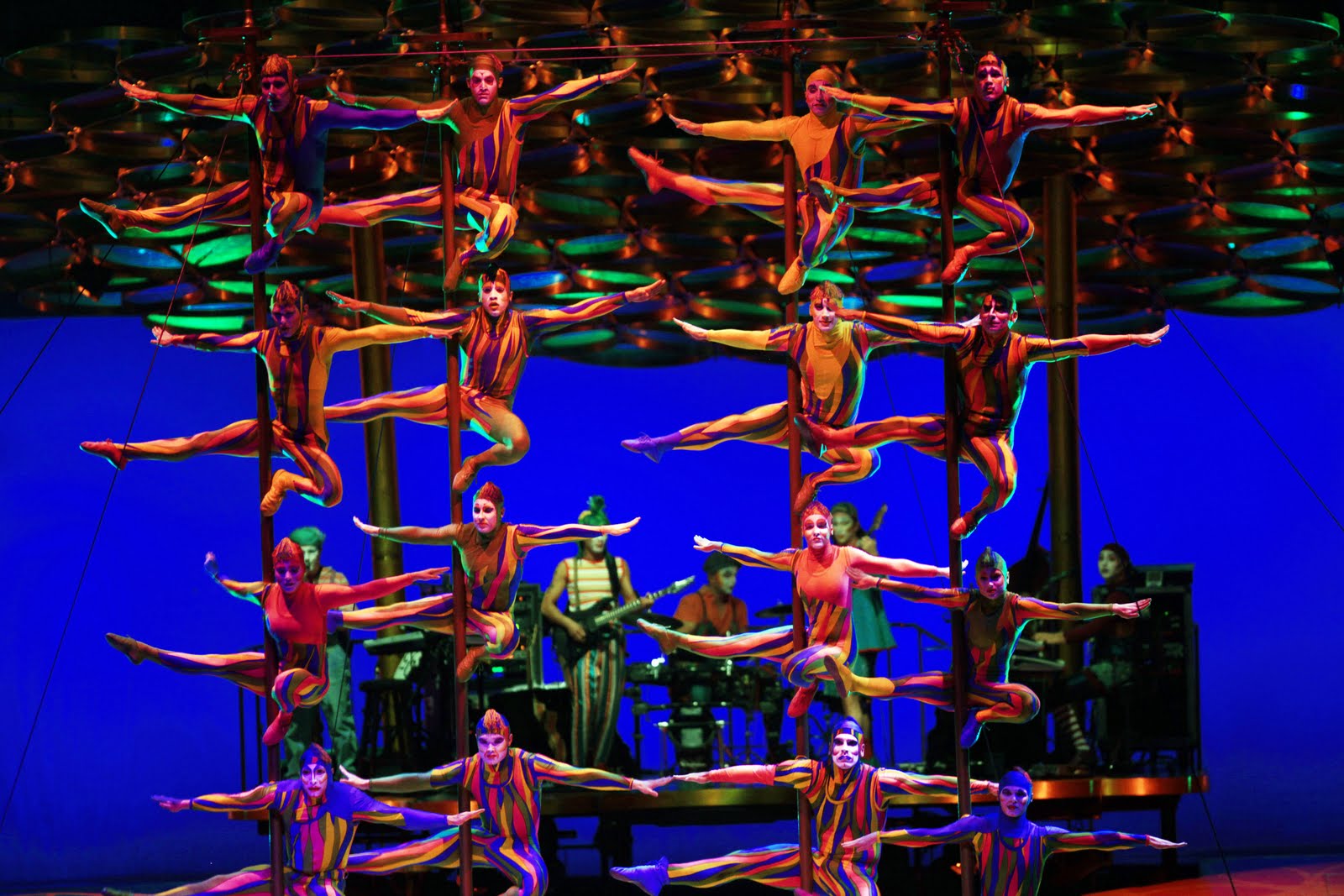 Cirque-du-Soleil-'The-Beginning'-www.startupteknoloji.com