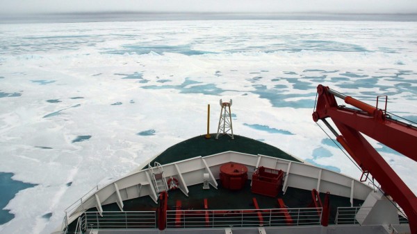 Arktik Okyanusu'ndaki buz kütlelerinin üstünden görüldüğü gibi ''Aurora hidrotermal Alanının'' görünümü.